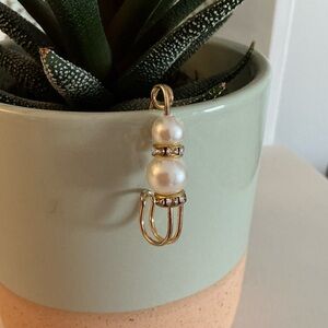 Elegant Gold and Pearl Pendant